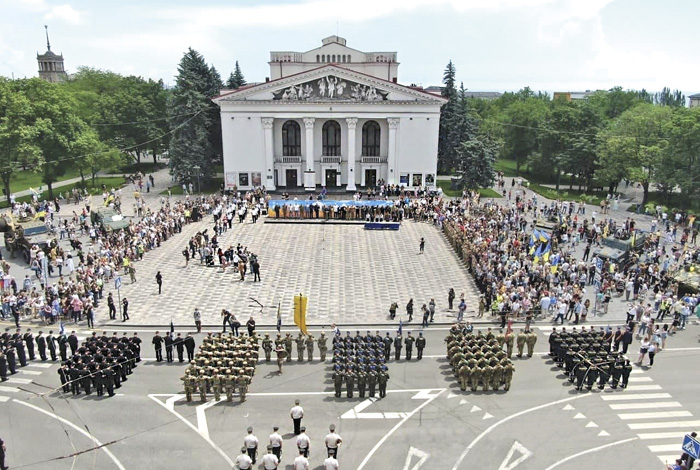 Вільний український Маріуполь шанує героїв. Фото з сайту facebook.com mvs.gov.ua